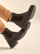 Bota em Couro Chelsea Julia Preto